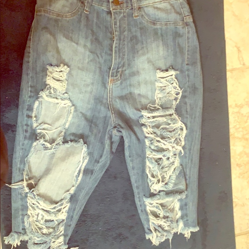 Distressed Short Jeans